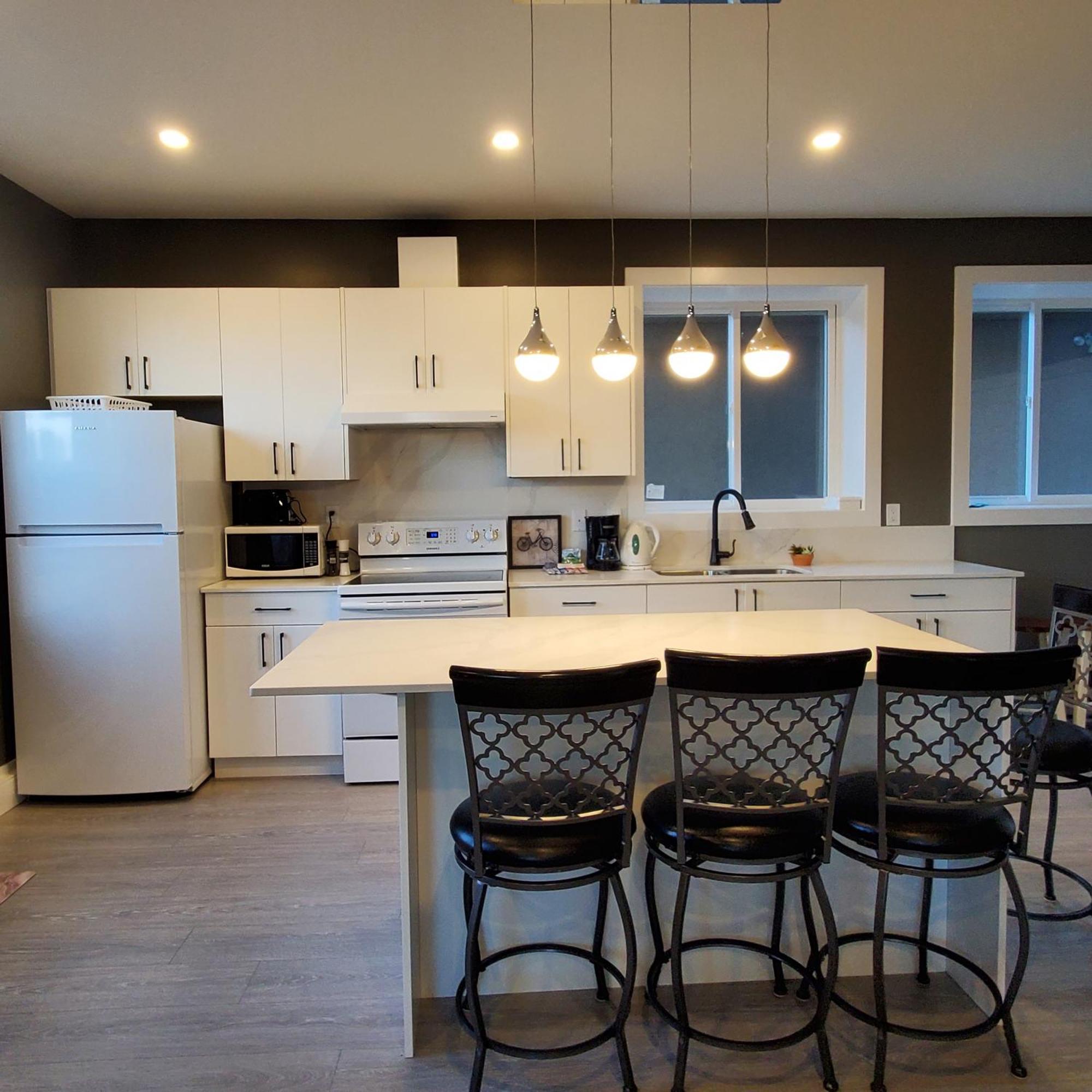 Mountain Retreat 3 Bedroom Garden House Near Heritage Park, Coliseum , Hwy 1, Fishing, Cultus Lake 칠리왝 객실 사진