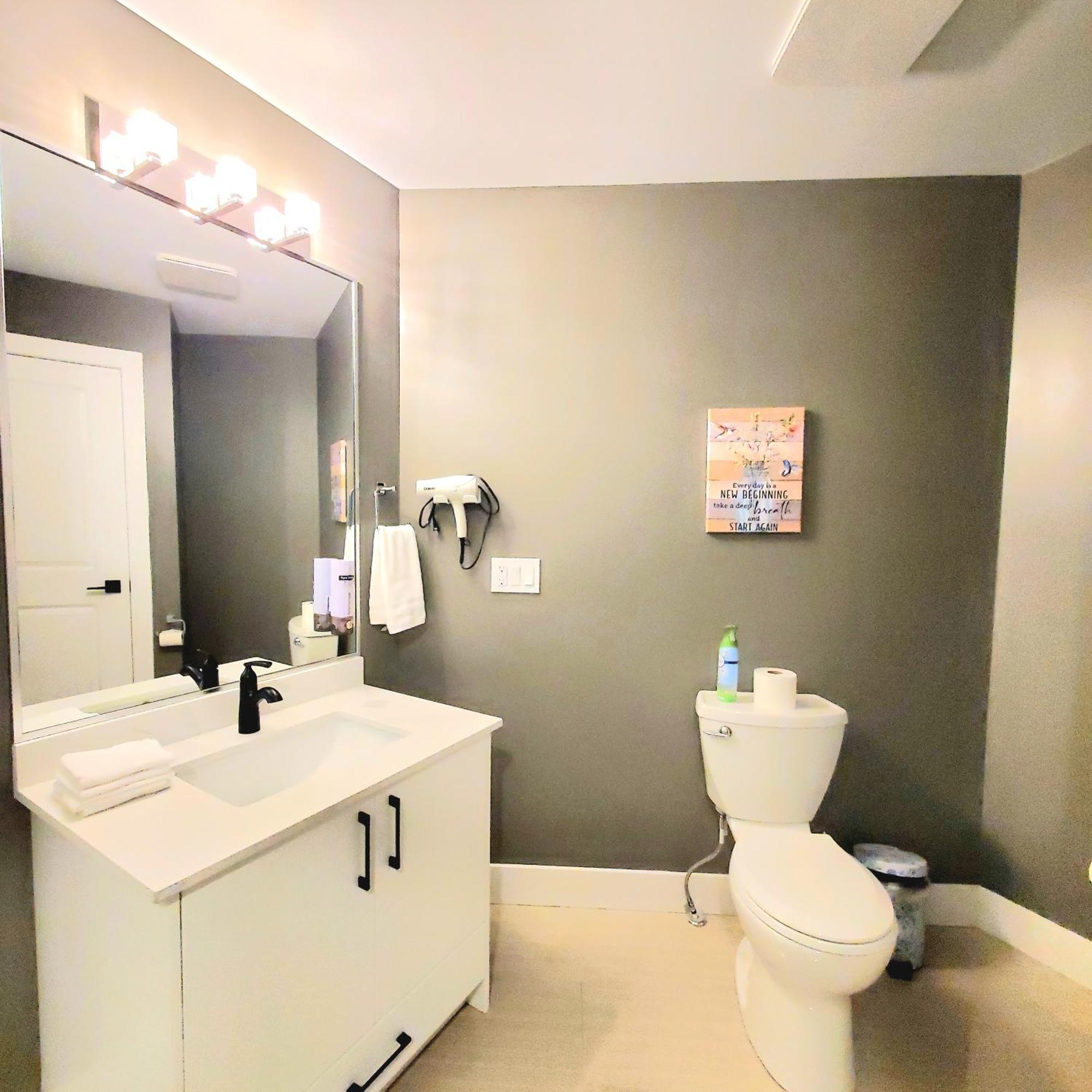 Mountain Retreat 3 Bedroom Garden House Near Heritage Park, Coliseum , Hwy 1, Fishing, Cultus Lake 칠리왝 객실 사진